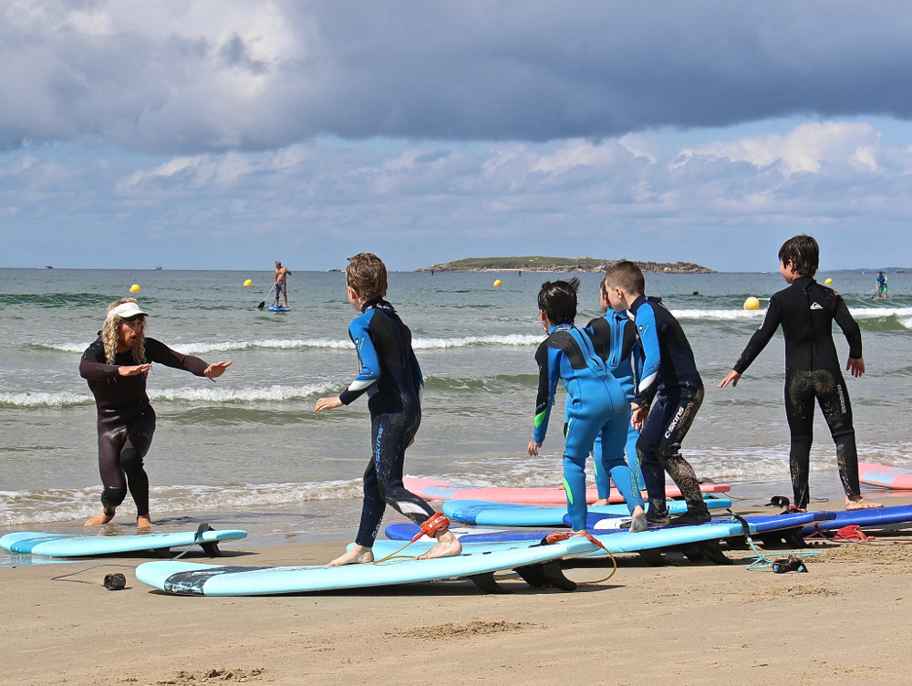 Un cours de surf à des enfants par Mike